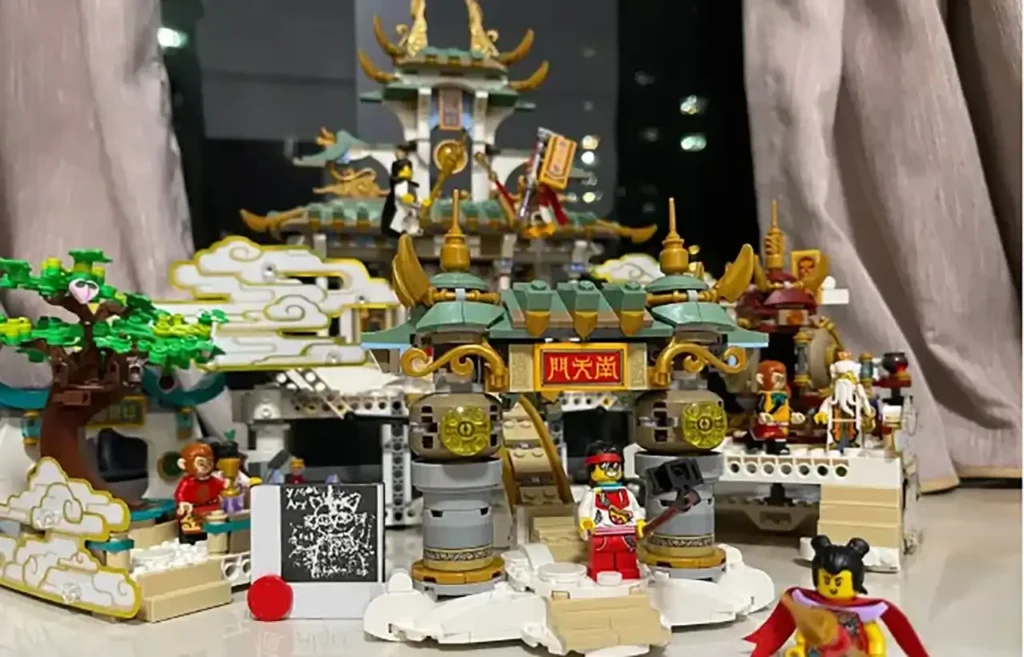 LEGO The Heavenly Realms 80039 size