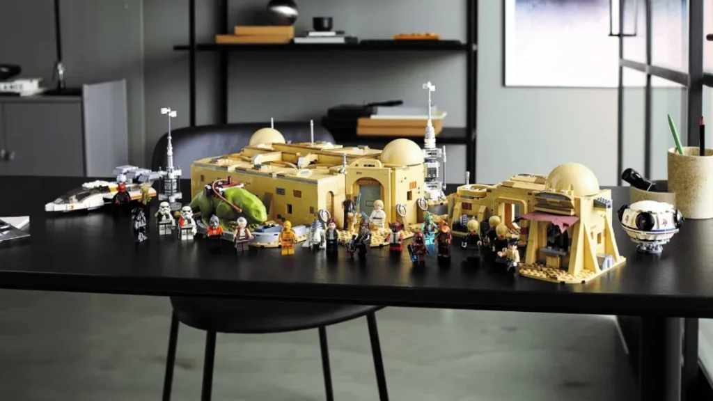 LEGO 75290 Mos Eisley Cantina™ showing on the desk