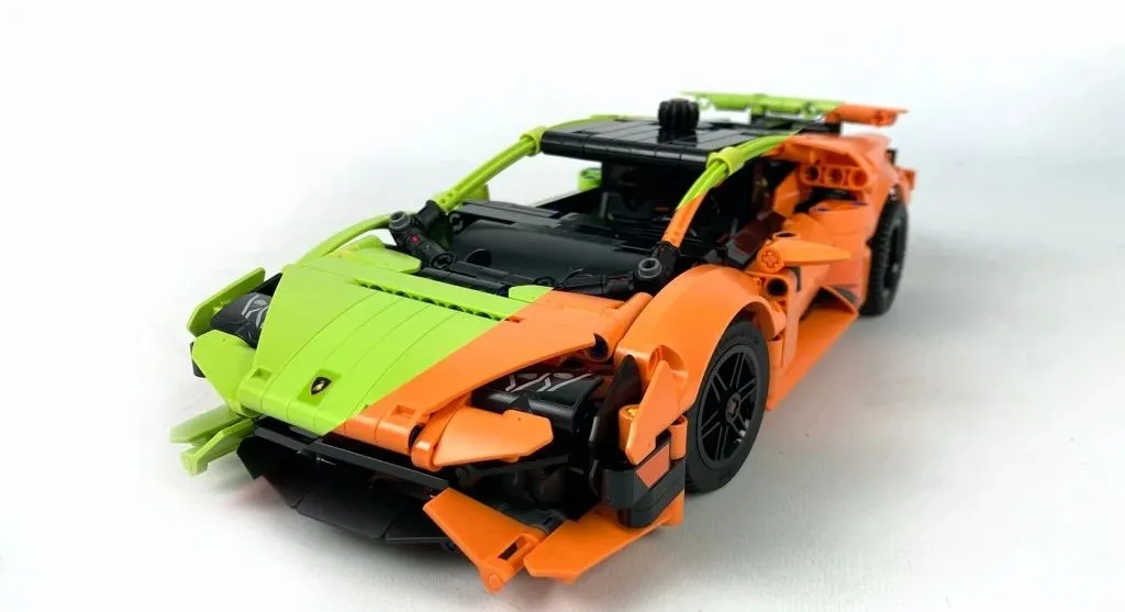 LEGO Lamborghini Huracán Tecnica 42161 combine with LEGO Lamborghini Huracán Tecnica Orange 42196